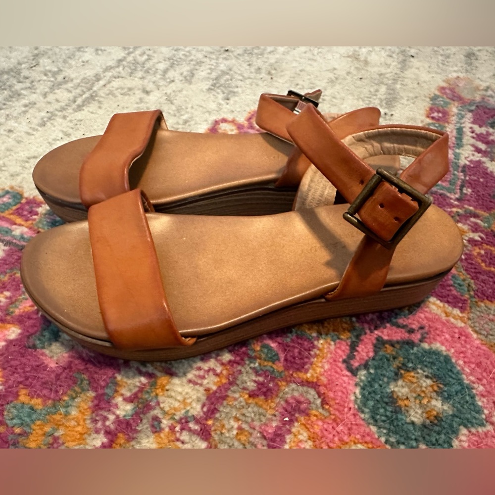 Rock & Candy brown leather sandals. Size 6.